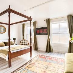 Victorian Style Apartment w/ Four-Poster Bed in Camden Town