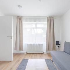 2BD Apt East London Sleeps 7!