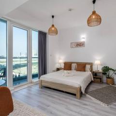 Waves Holiday Homes - Cozy & Fully Furnished Studio in Dubai Sports City