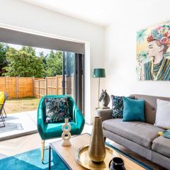 Stunning West London W7 Modern Huge place 4bed 2 bath with garden free parking (7 occupancy)