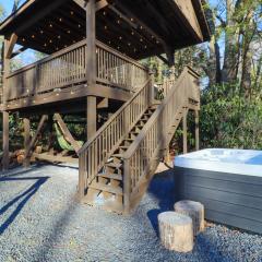 Creekside Tannersville Cabin 2 Acres and Hot Tub!