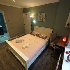 Lovely room with ensuite in a quiet house