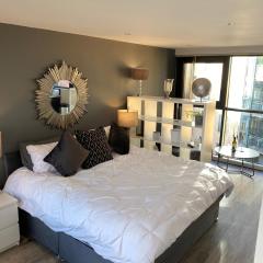 Deluxe City Centre Studio Apartment with Balcony & City Views - FREE WIFI NETFLIX, GYM ACCESS - WESTONE