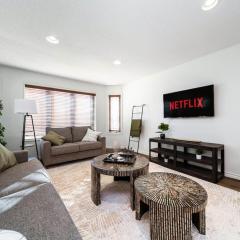 Chic 3BR Modern Home - Wi-Fi - Netflix - Sleeps 8!