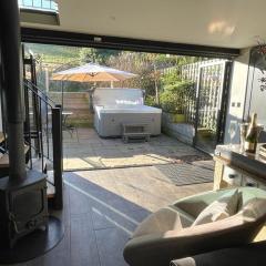 Pass the Keys The Cosy Romantic and Elegant for 2 with Hot Tub