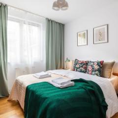 Elektoralna 12A - Colorful Apartment with Balcony by Noclegi Renters