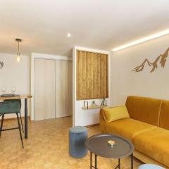 Bellevarde Apt - Newly Renovated - Central - Beside TMB start/end