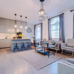 New! Stylish City-Centre Flat w/parking, Sleeps 4!