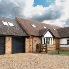 Superb 4BD Stay in Wyton and Houghton Village