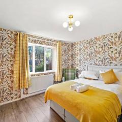 Beautiful 5 Bedroom Free Parking Semi-Detached house Aylesbury