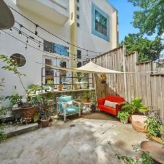 Vibrant 2-bedroom Townhome Located In Riveroaks
