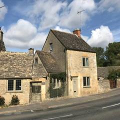 *COTSWOLDS CORNER COTTAGE* Nr Stow-on-the-Wold