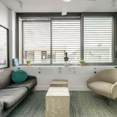 Stylish 1BR Apartment with Skylight near Bondi Beach