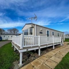 8 Berth Caravan With Decking At Kessingland Beach Holiday Park Ref 90030sg