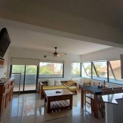 A pasitos del mar, tranquilo.