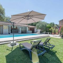 Villa with swimming pool within the Luberon