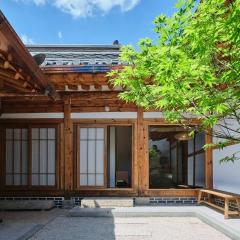 StayMoire Entire Hanok - Central of Seoul