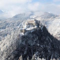 Haus Biechl mit Blick auf die Burg Hohenwerfen