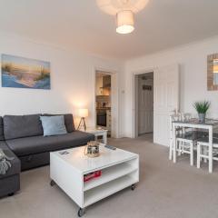 Light and airy 1 bedroom flat 700m from the Beach