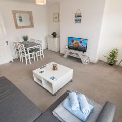 Light and airy 1 bedroom flat 700m from the Beach
