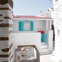 The Turquoise House in the heart of Ioulida, on the island of Kea.
