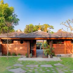 Villa de charme en bois précieux à Pererenan