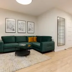Spacious Apartment in Warsaw with Balcony and Parking by Noclegi Renters