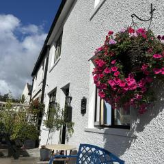 Historical Village Cottage - Pet Friendly