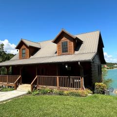 Peaceful Cabin on Lake Sleeps 18 w outdoor kitchen