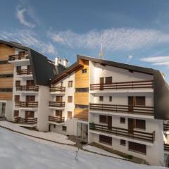 MP24 Ski in, out apartment on slopes with indoor private parking space