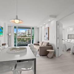Luxury Condo Hotel with full kitchen, located at 5 mints walk to the beach