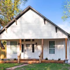 New Charming 2-Bedroom Home Minutes to Downtown