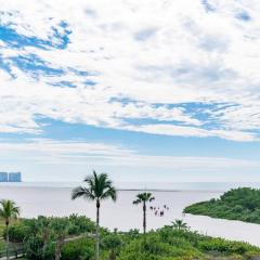 Updated 2 Bed Condo Offering Long Beach Views From Balcony