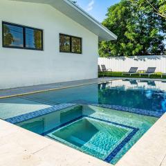 Modern Home, Heated Pool Hot-Tub, 12min to Ocean