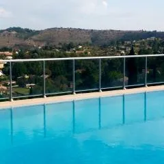 gite dans une maison en rez-de-chaussée avec piscine
