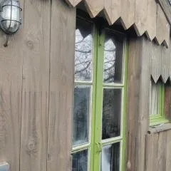 Cabane perchée de Lys dans les chênes verts et le micocoulier