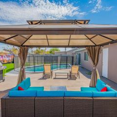 Phoenix Oasis with Outdoor Pool and Putting Green!