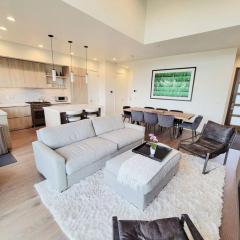 Perfect Hot Tub, Seconds from Skiing, Heated pool!