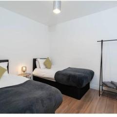 Comfy 2 bed Apart /free parking/sleeps 4- Oldbury