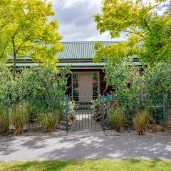 Green Oasis - Cromwell Holiday Home