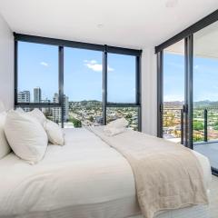 'Azure Alcove' A Stylish Haven in Burleigh's Embrace