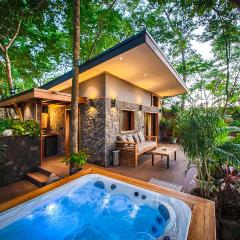 Luxury Jungle Experience in a TinyHouse + Jacuzzi. 7min from the beach!