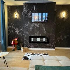 LV Luxury Apart - One minute away from train station