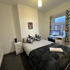 Lovely Town house Room 2