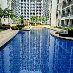 1 BR with Balcony & King Sized Bed near Mall of Asia
