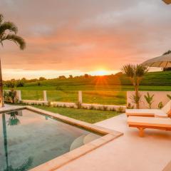 Santorini Sunset NEW 4 BR villa with beautiful rice paddy view and a large pool