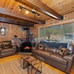Papa Bear Cozy Cabin w/ Fireplace and outdoor BBQ!