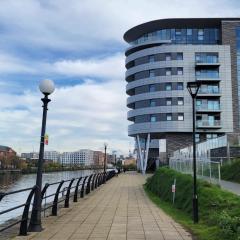 Manchester's Luxurious 3-Bed Haven with Balcony & Free Parking - Canal Views & Proximity to Manchester United
