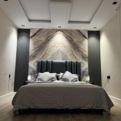 غرفة وصالة بموقع مميز