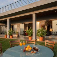 Aarna House by StayVista - Mountain & lakeview villa, Contemporary modern interiors & a charming terrace garden